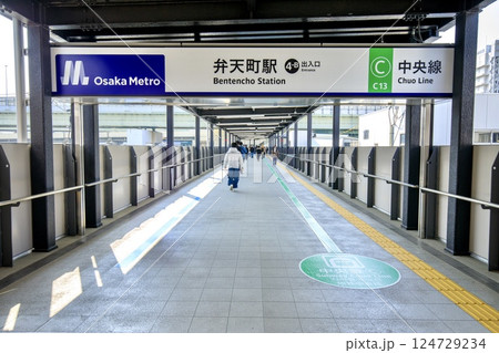 弁天町駅、大阪環状線と大阪メトロ中央線の乗換連絡通路 124729234