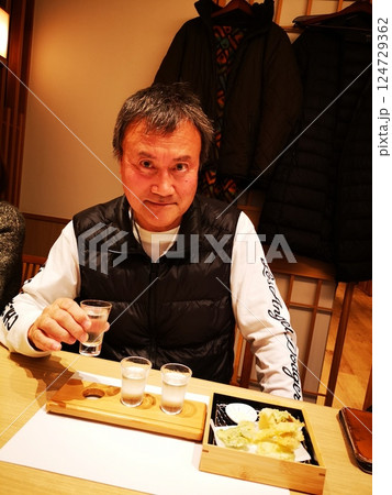 利き酒セットを飲む男性 124729362