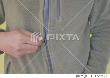 Man zipper on a jacket in cold autumn day.  124729474