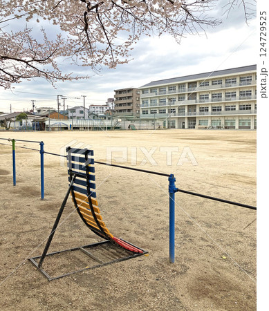 鉄棒と逆上がり補助器 124729525