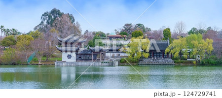 青空バックに見る新緑に囲まれた公園のパノラマ情景 青空バックに見る新緑に囲まれた公園のパノラマ情景 124729741