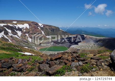 刈田岳への遊歩道より蔵王の御釜 刈田岳への遊歩道より蔵王の御釜 124729744