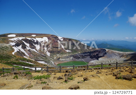 刈田岳山頂より蔵王の御釜 刈田岳山頂より蔵王の御釜 124729771