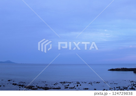 島根県　早朝の海の景色 124729838