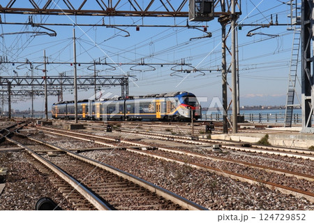 普通電車の到着　サンタルチア駅　ベネチア　イタリア 124729852