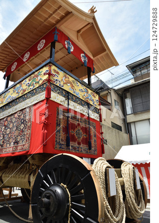 京都祇園祭　鷹山　山鉾建て 124729888