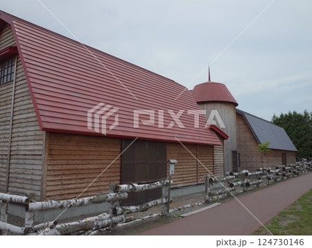 木造サイロと木造家屋の風景_おとふけ 木造サイロと木造家屋の風景_おとふけ 124730146