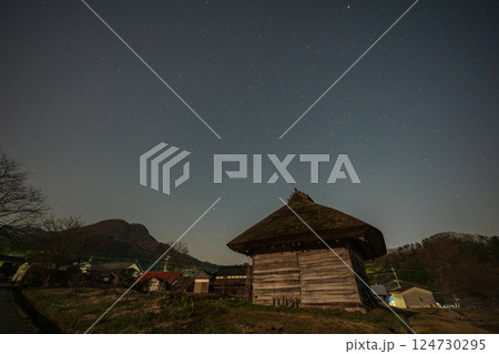 日本の鳥取県の大山に浮かぶ美しい春の星空 124730295
