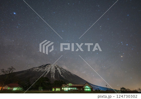 日本の鳥取県の大山に浮かぶ美しい春の星空 日本の鳥取県の大山に浮かぶ美しい春の星空 124730302