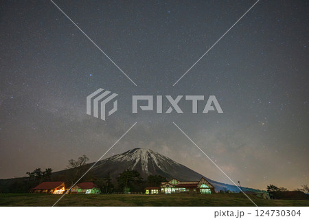 日本の鳥取県の大山に浮かぶ美しい春の星空 124730304