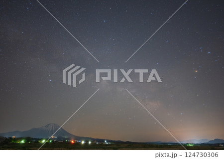 日本の鳥取県の大山に浮かぶ美しい春の星空 124730306
