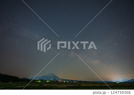 日本の鳥取県の大山に浮かぶ美しい春の星空 日本の鳥取県の大山に浮かぶ美しい春の星空 124730308