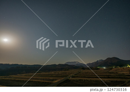 日本の鳥取県の大山に浮かぶ美しい春の星空 日本の鳥取県の大山に浮かぶ美しい春の星空 124730316