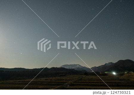 日本の鳥取県の大山に浮かぶ美しい春の星空 124730321