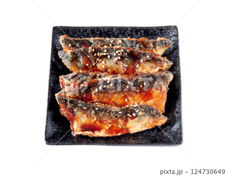 皿に盛ったサバの竜田揚げ甘辛あんかけ【白背景・切り抜き】 124730649