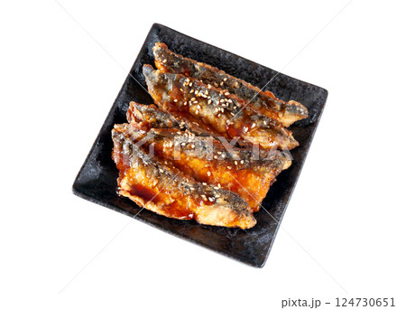 皿に盛ったサバの竜田揚げ甘辛あんかけ【白背景・切り抜き】 124730651