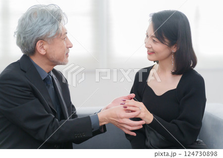 男性から婚約指輪を貰ってプロポーズを受ける女性(夫婦・カップル) 男性から婚約指輪を貰ってプロポーズを受ける女性(夫婦・カップル) 124730898