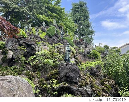 東京都東村山市のお寺、大善院の築山と三十六童子です。 東京都東村山市のお寺、大善院の築山と三十六童子です。 124731019