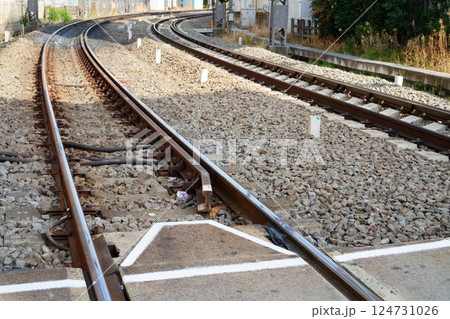 右へカーブする線路 右へカーブする線路 124731026