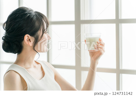 家で朝ミルク・牛乳を飲むアジア人女性 124731142