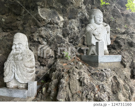 東京都東村山市のお寺、大善院の築山にある福禄寿さんと弁財天さんの像です。 東京都東村山市のお寺、大善院の築山にある福禄寿さんと弁財天さんの像です。 124731160