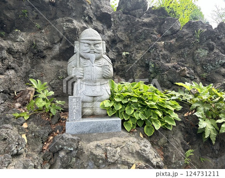 東京都東村山市のお寺、大善院の築山にある毘沙門天さまの像です。 124731211