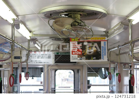 弘南鉄道の大鰐線：7000系（デハ7000形）車両、現役の天井扇風機 124731218