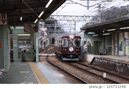 能勢電鉄　鴬の森駅に到着する5100系電車 124731248