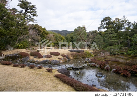 京都を代表する日本庭園「無鄰菴庭園(むりんあんていえん)」の冬 124731490