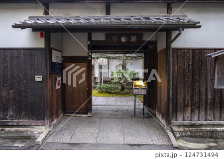 京都を代表する日本庭園「無鄰菴庭園(むりんあんていえん)」の門 京都を代表する日本庭園「無鄰菴庭園(むりんあんていえん)」の門 124731494
