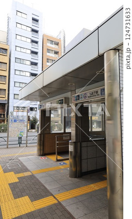 東京メトロ東西線、半蔵門線、都営地下鉄新宿線の九段下駅7番出入口、エレベーターとエスカレーターが設置 東京メトロ東西線、半蔵門線、都営地下鉄新宿線の九段下駅7番出入口、エレベーターとエスカレーターが設置 124731633