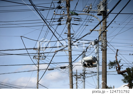 電線と電信柱 124731792