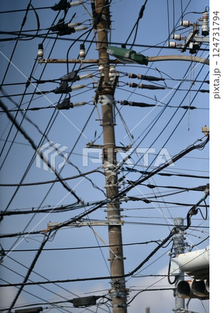 電線と電信柱 電線と電信柱 124731794