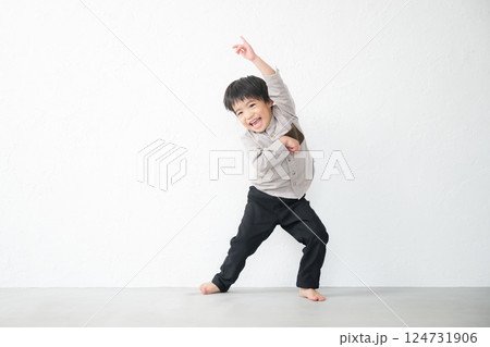 楽しそうにダンスやストレッチを身体を使ってする幼児 124731906