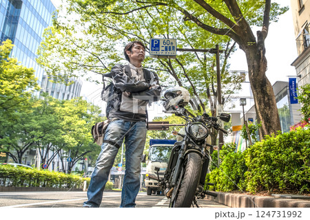 東京ツーリング 表参道の路上駐車場に停めたバイク 東京ツーリング 表参道の路上駐車場に停めたバイク 124731992