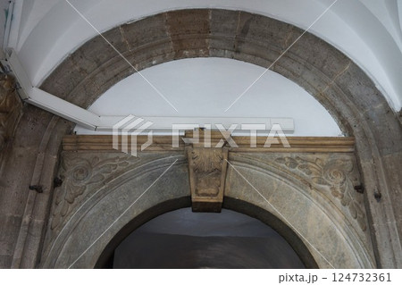 トルコ コンヤのメヴラーナ博物館 霊廟入口上部のレリーフ 124732361