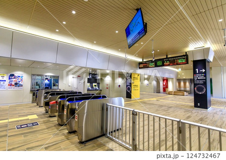 大阪環状線、弁天町駅新駅舎の中央南口改札 124732467