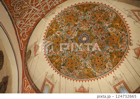 トルコ コンヤのメヴラーナ博物館 ドームの天井 トルコ コンヤのメヴラーナ博物館 ドームの天井 124732665