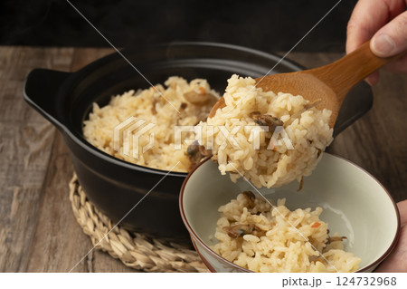 土鍋で炊いたハマグリの炊き込みご飯を茶碗に盛り付ける 土鍋で炊いたハマグリの炊き込みご飯を茶碗に盛り付ける 124732968