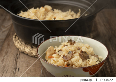 茶碗によそった土鍋で炊いたハマグリの炊き込みご飯 茶碗によそった土鍋で炊いたハマグリの炊き込みご飯 124733022