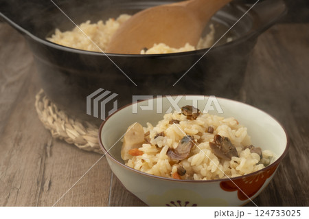 茶碗によそった土鍋で炊いたハマグリの炊き込みご飯 茶碗によそった土鍋で炊いたハマグリの炊き込みご飯 124733025