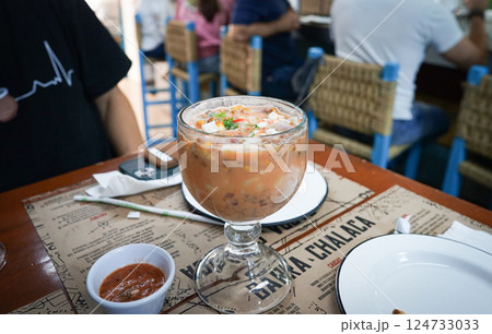 ペルーのフレッシュな海産物が入ったセビッチェ 124733033