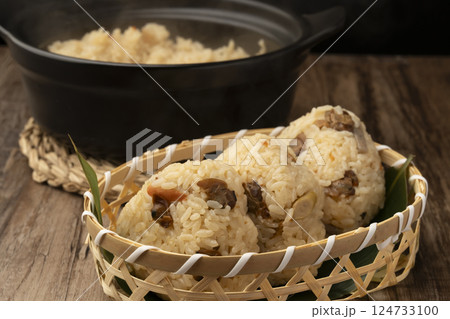 土鍋で炊いたハマグリの炊き込みご飯のおにぎり 124733100
