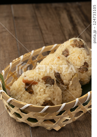 土鍋で炊いたハマグリの炊き込みご飯のおにぎり 土鍋で炊いたハマグリの炊き込みご飯のおにぎり 124733105