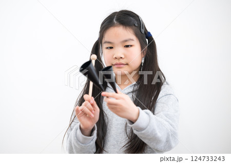 アゴゴベルを奏でる女の子 124733243