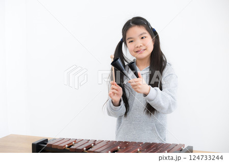 アゴゴベルを奏でる女の子 124733244