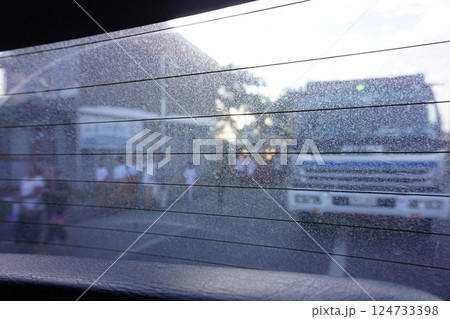 フィリピン　車の汚れた窓ガラス 124733398
