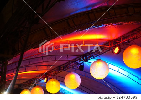 フィリピン　カラフルな灯り 124733399