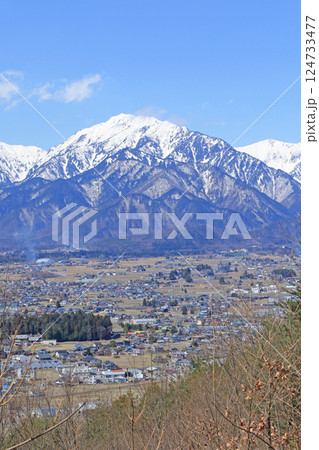 早春の信濃大町　霊松寺からの山岳展望 124733477