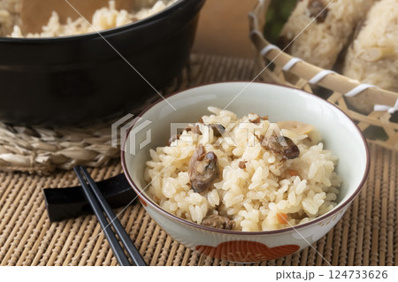 茶碗によそったハマグリの炊き込みご飯とおにぎり 124733626
